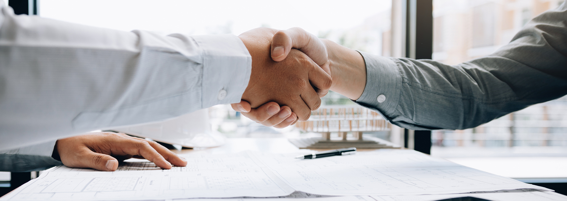 Contrat poignée de main lors de signature contrat