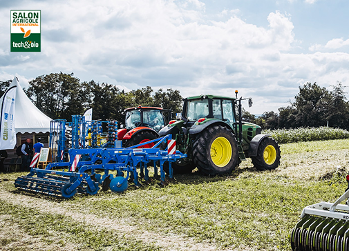 2 tracteurs dans un champ
