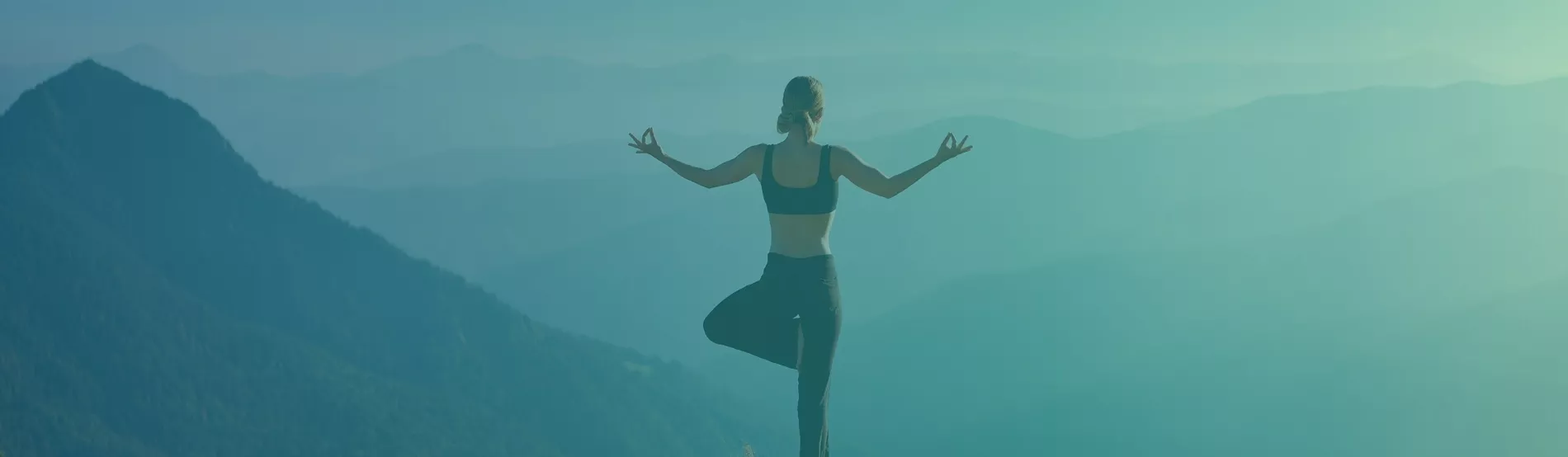 Femme faisant du yoga à la montagne