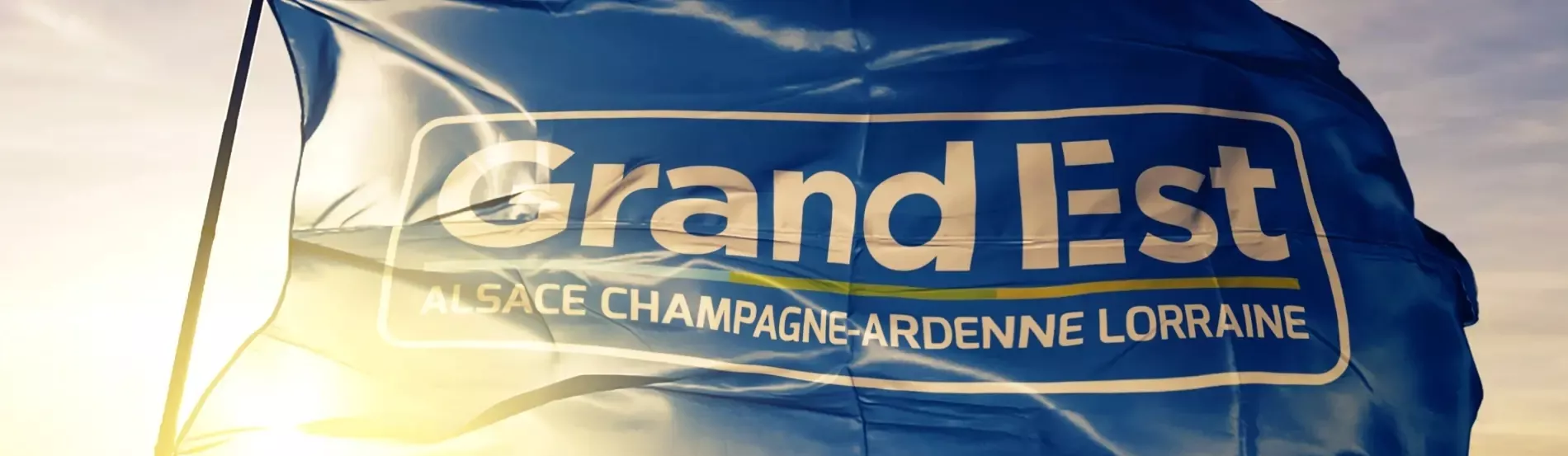 Drapeau Grand Est flottant avec lumière du soleil