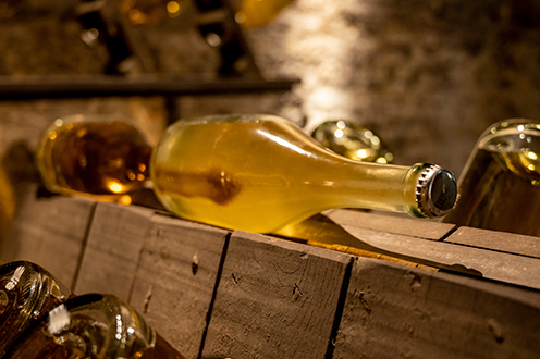 Bouteille en verre sur du bois