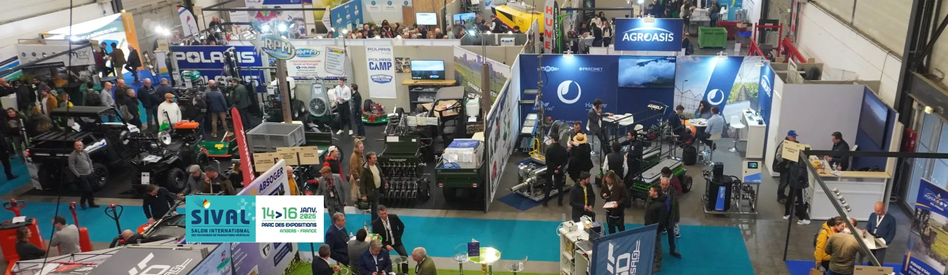 Vue du salon SIVAL avec des visiteurs et des stands.