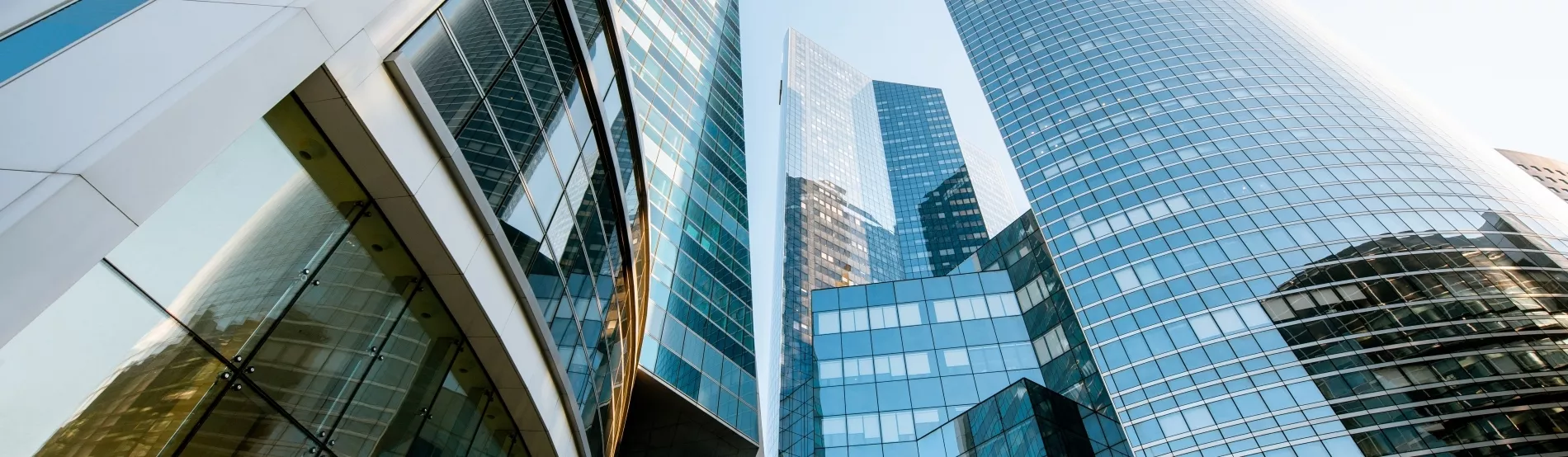 Bâtiments tertiaires modernes.