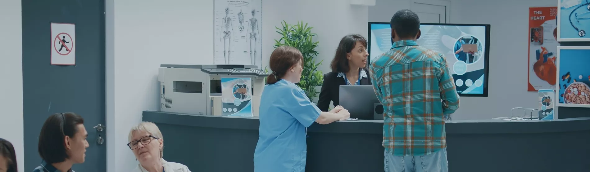 Hall d’accueil d’un centre de santé avec personnel et patients.