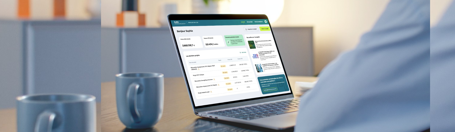 Un ordinateur avec pour illustration le calculateur CEE posé sur un bureau et une tasse de café.