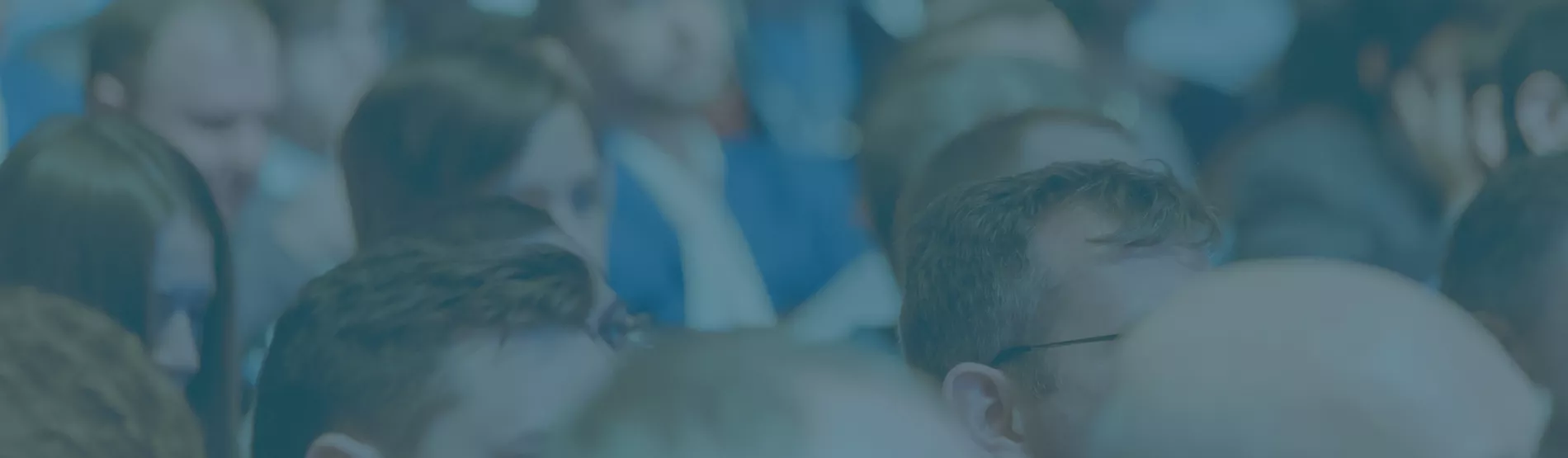 Audience de personnes floutée et en gros plan.